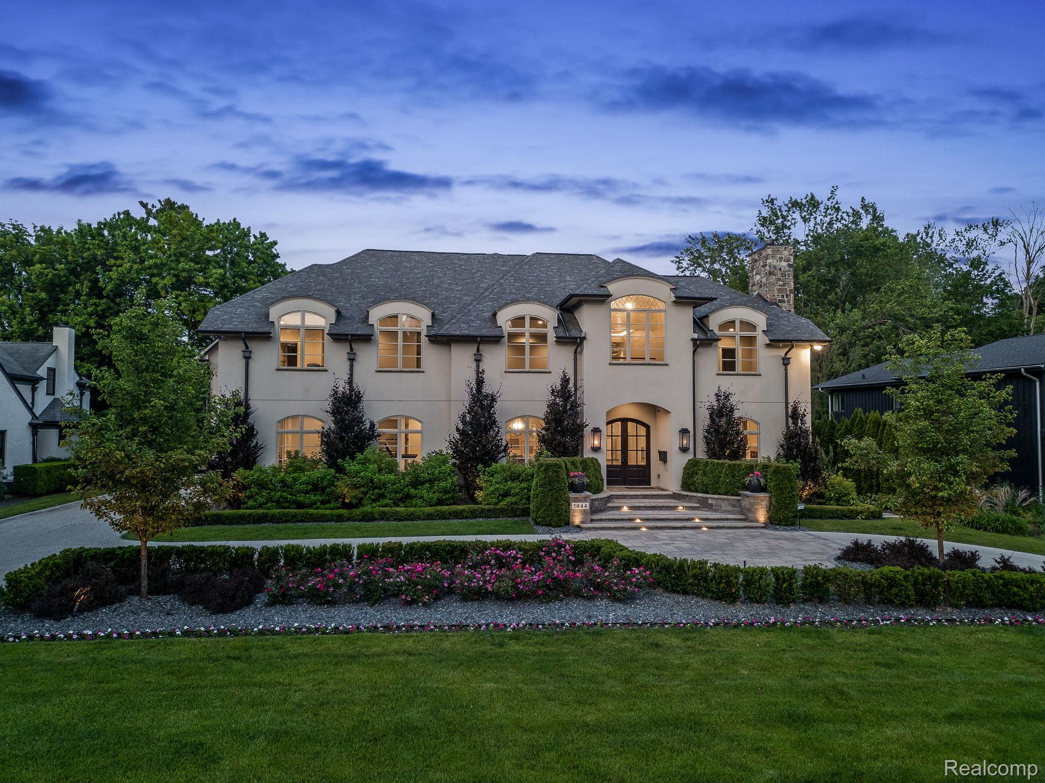 1044 LAKESIDE Drive