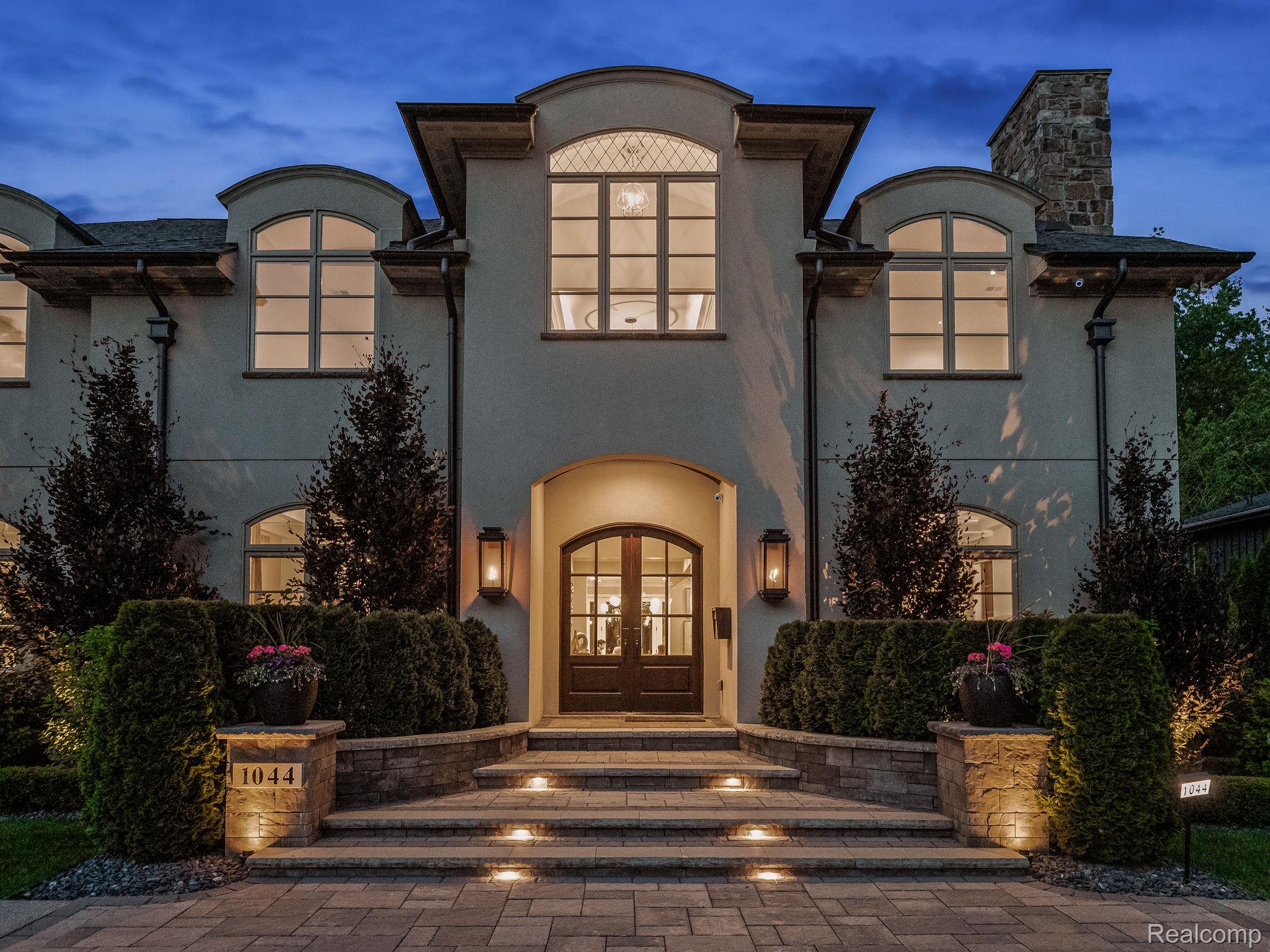1044 LAKESIDE Drive
