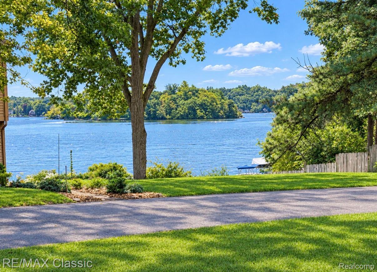 3631 Lakeview Drive