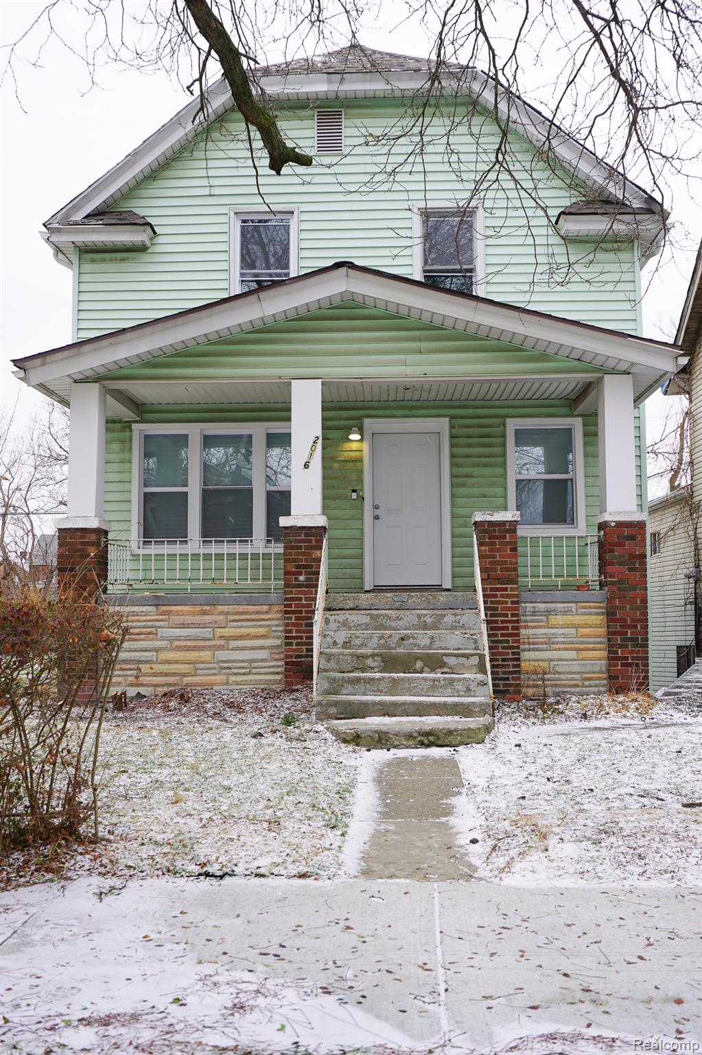 2016 W Grand Street