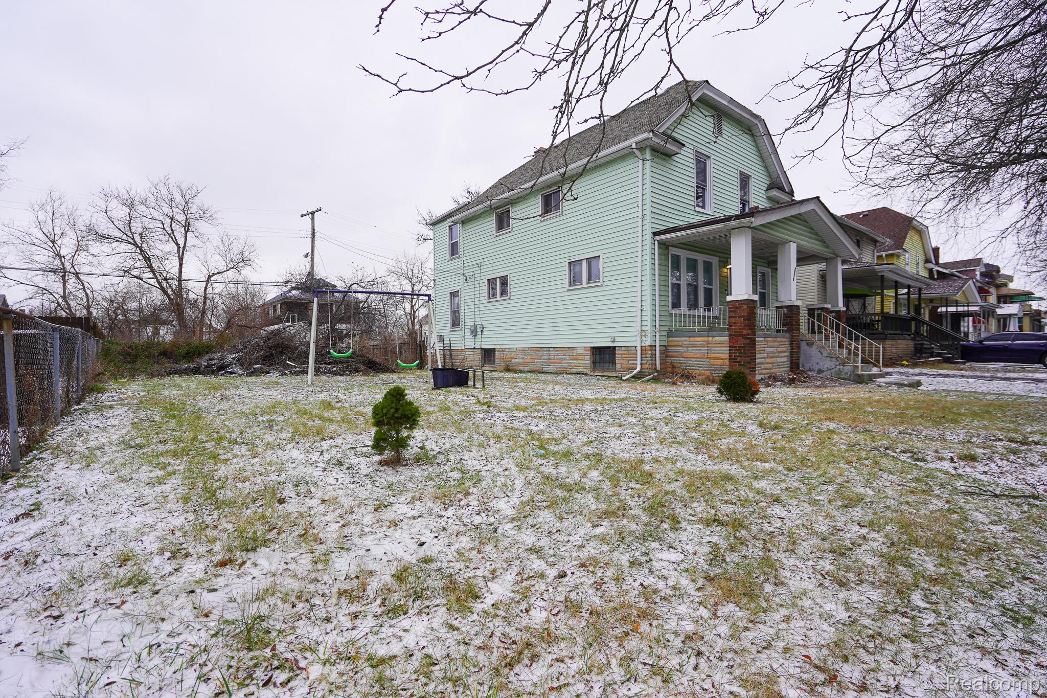 2016 W Grand Street