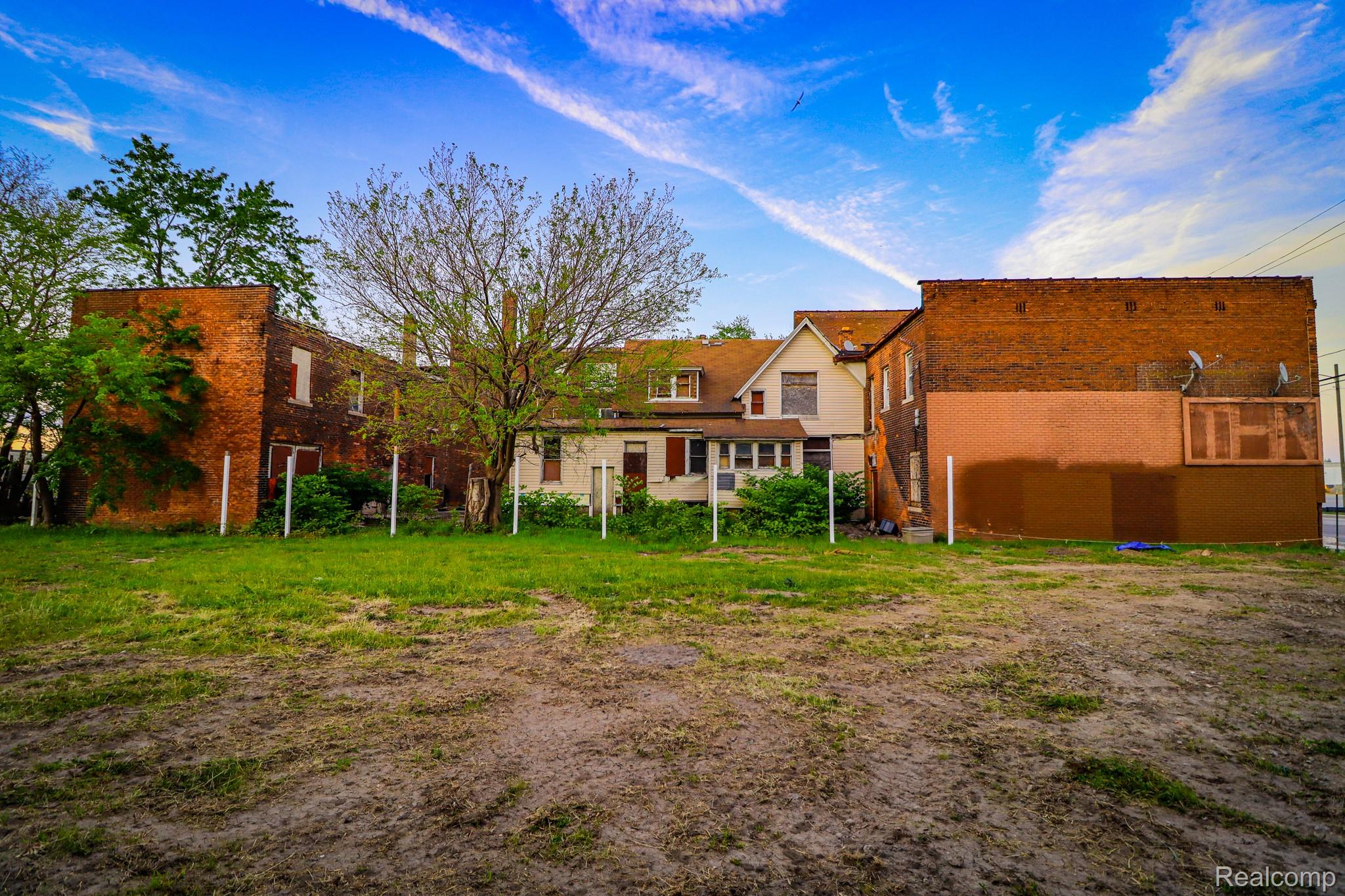 7000 W FORT Street