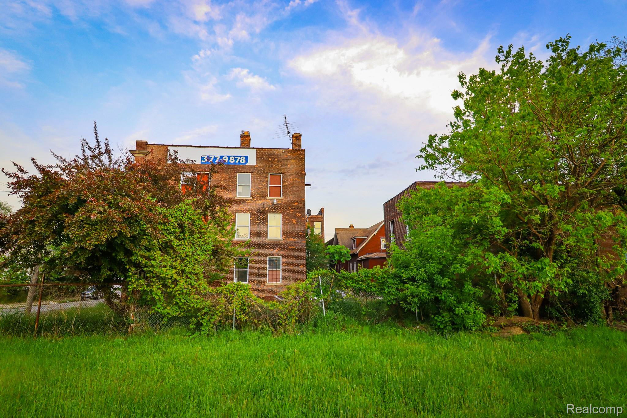 7000 W FORT Street