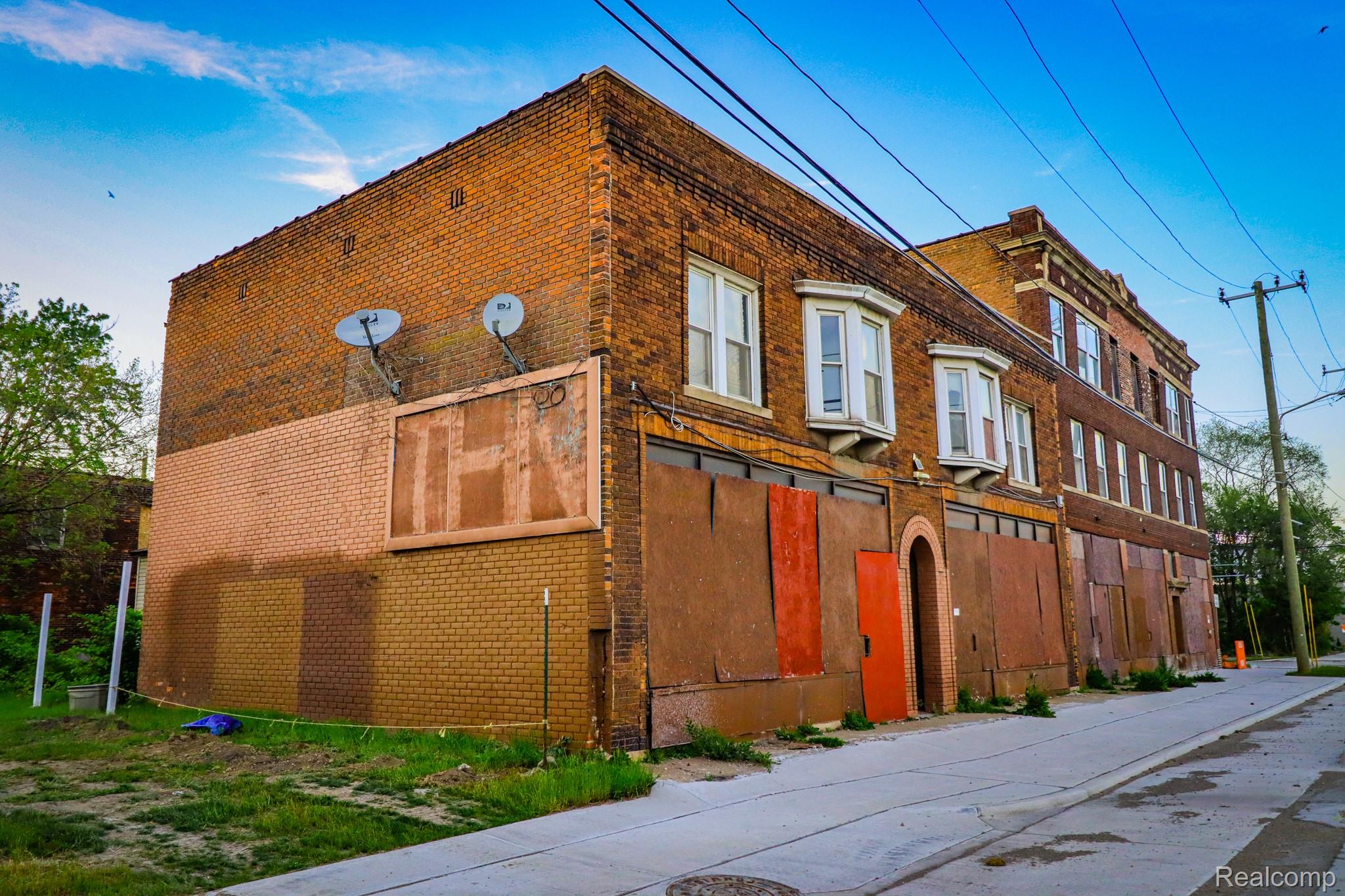 7000 W FORT Street