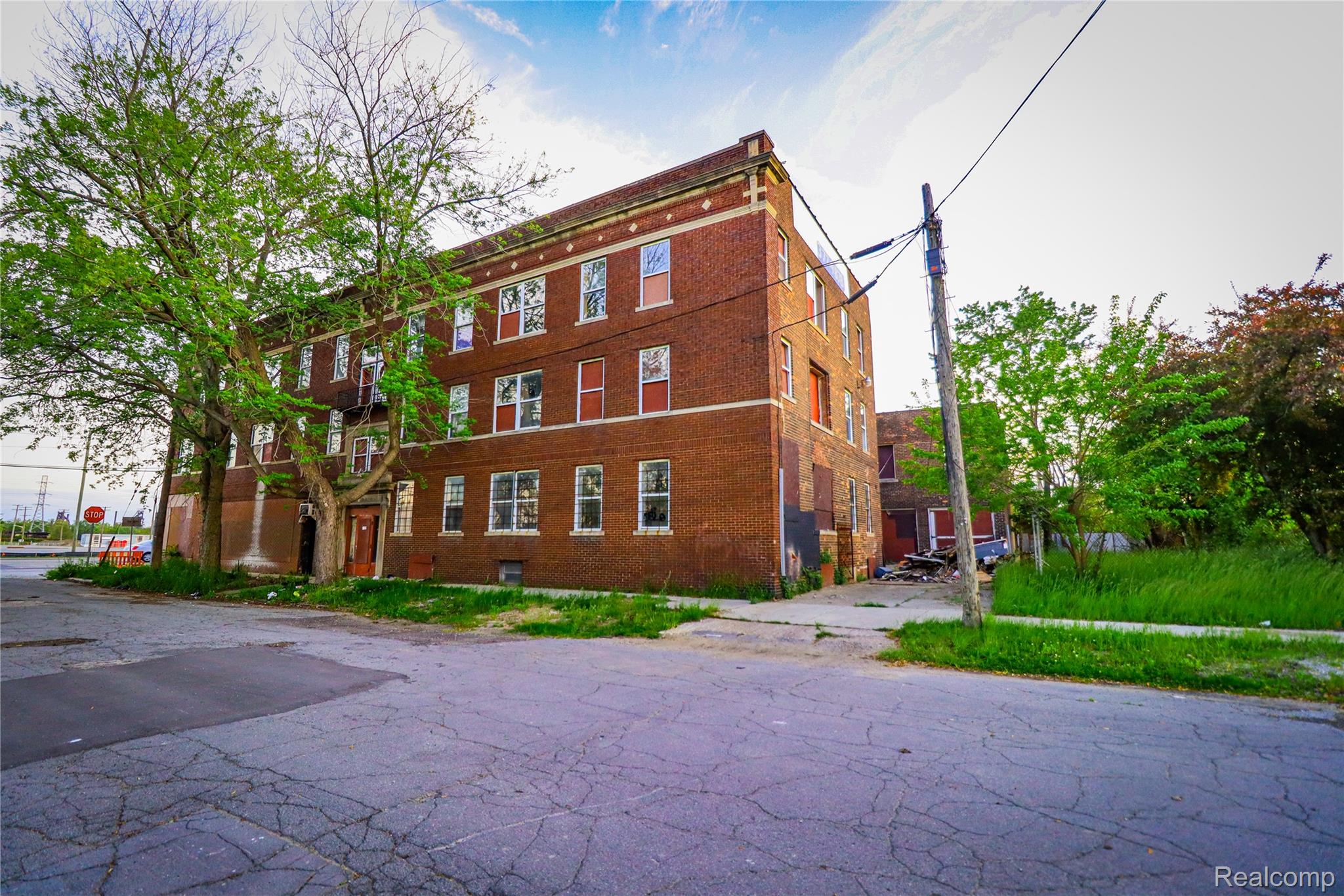 7000 W FORT Street
