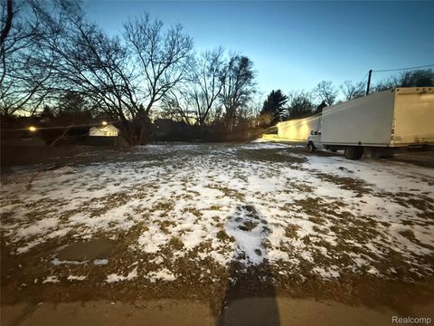 3140 S Cedar Street Lansing City MI 48910