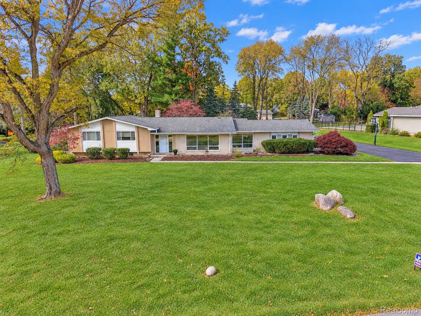 6872 E Knollwood Circle