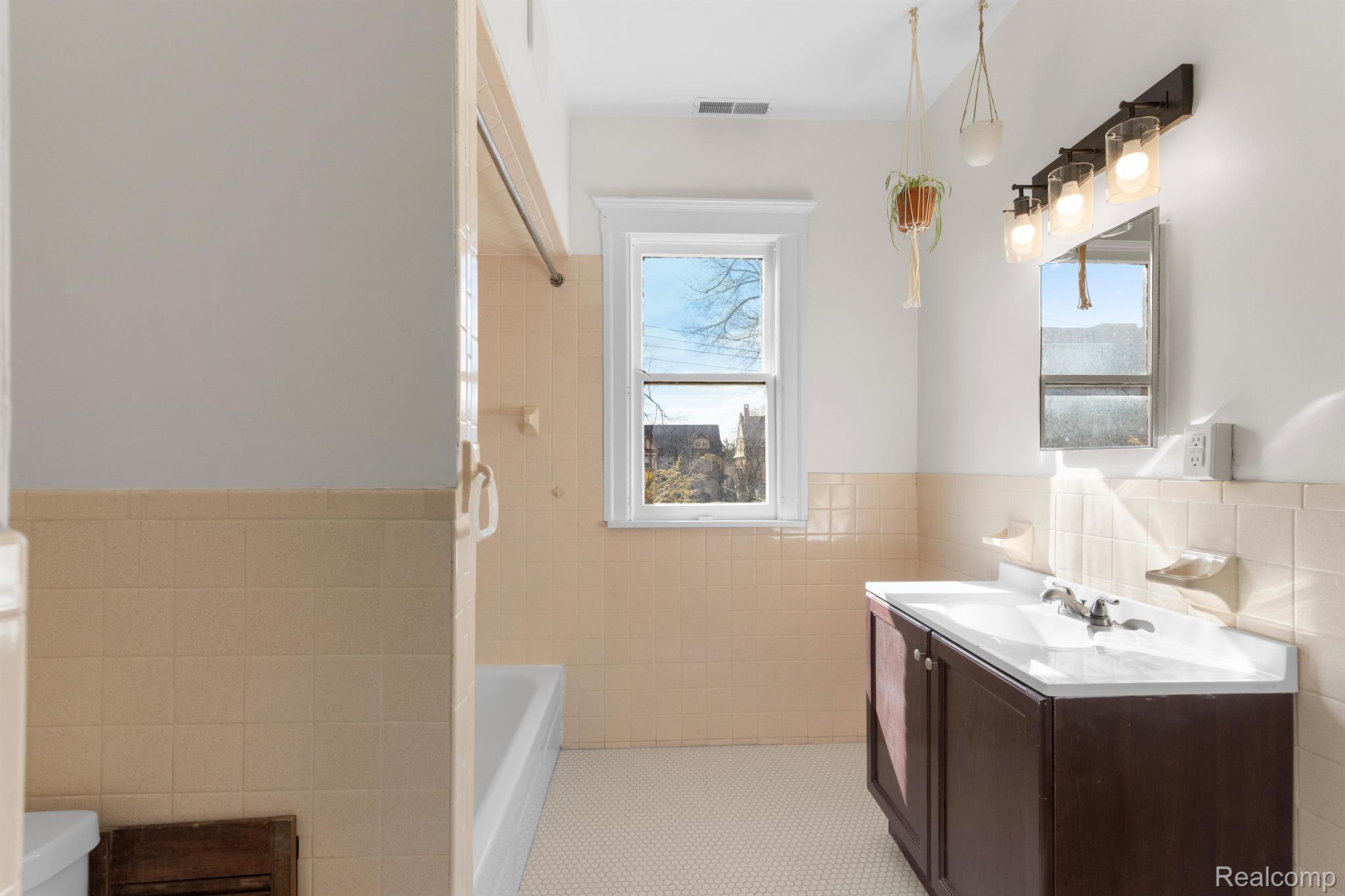 Detroit City, Michigan 48214, United States, 3 Bedrooms Bedrooms, ,1 BathroomBathrooms,Residential,Active,143884