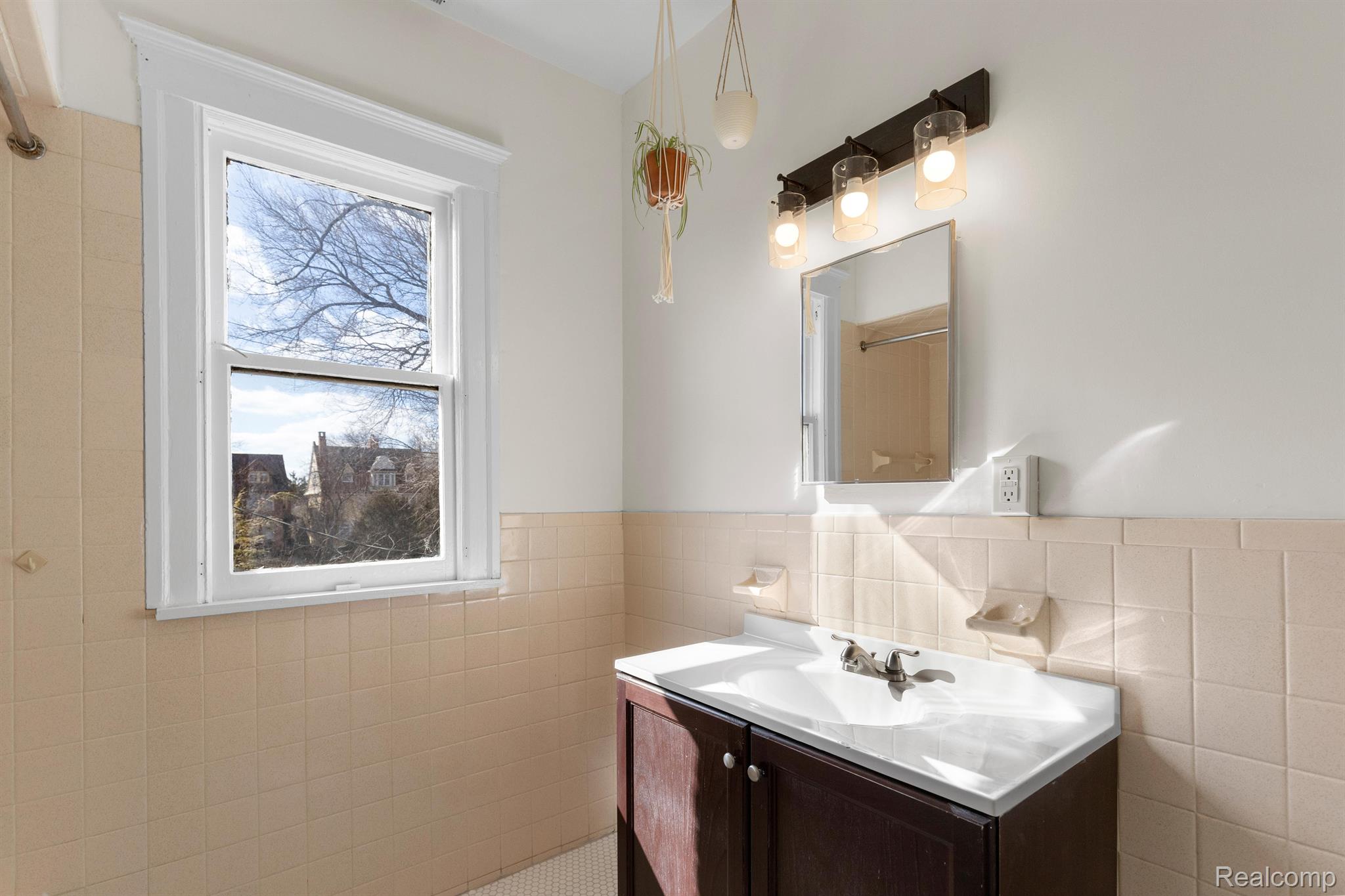 Detroit City, Michigan 48214, United States, 3 Bedrooms Bedrooms, ,1 BathroomBathrooms,Residential,Active,143884