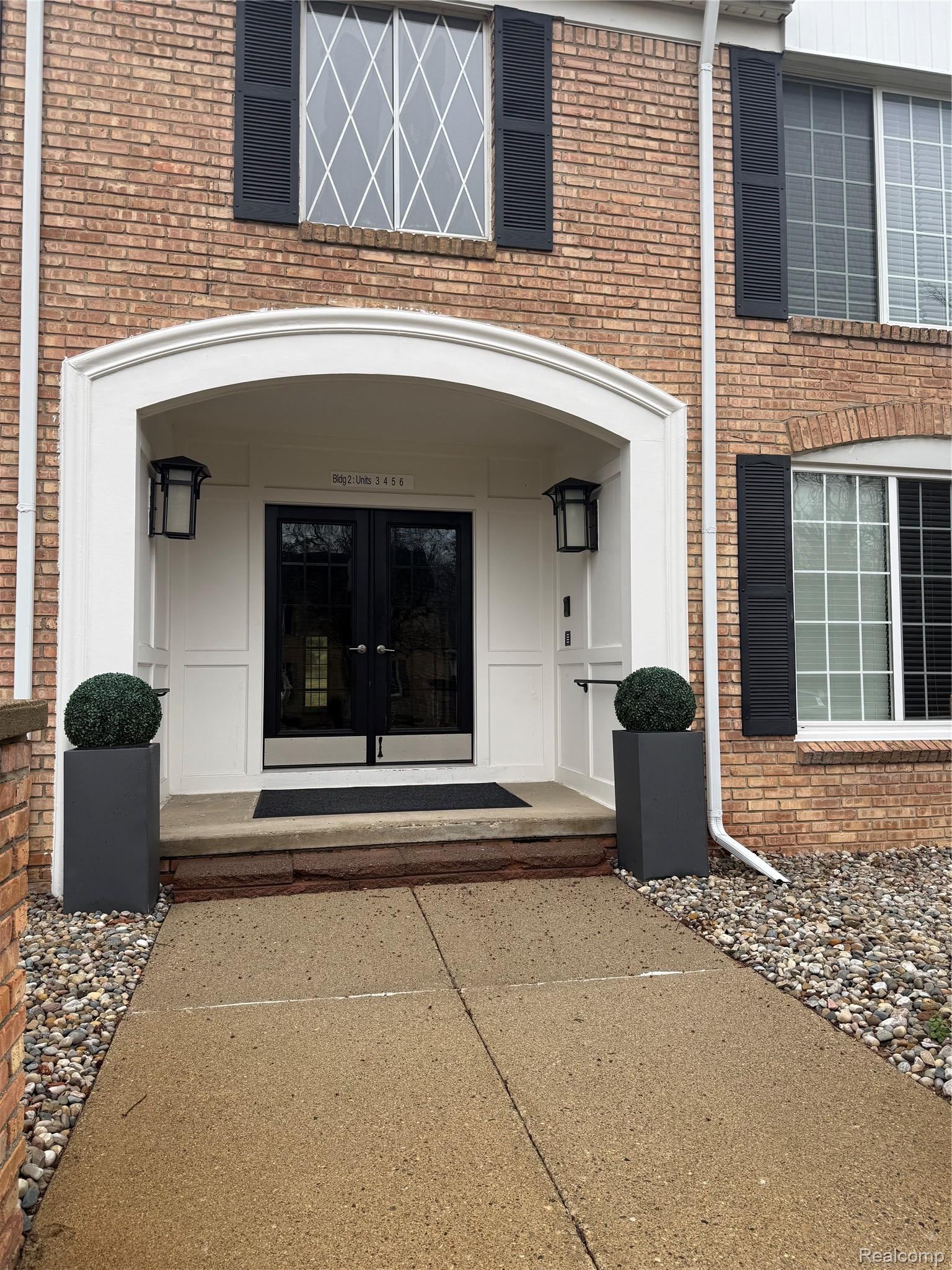 150 E Long Lake Road