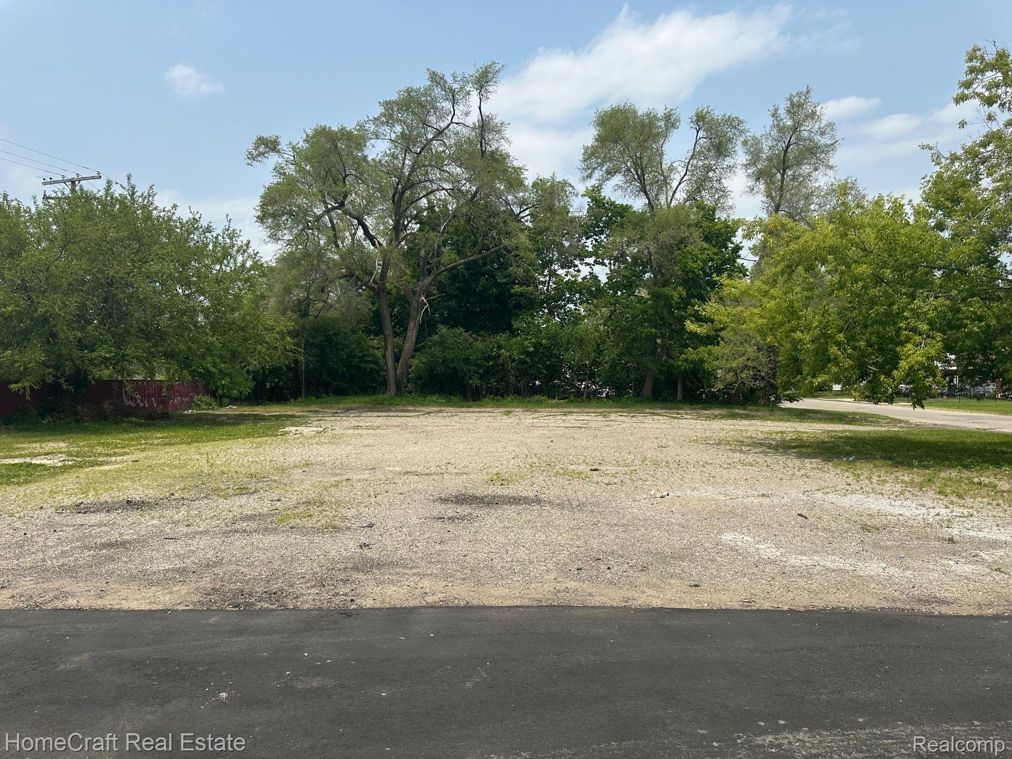 490 GREENLAWN Street