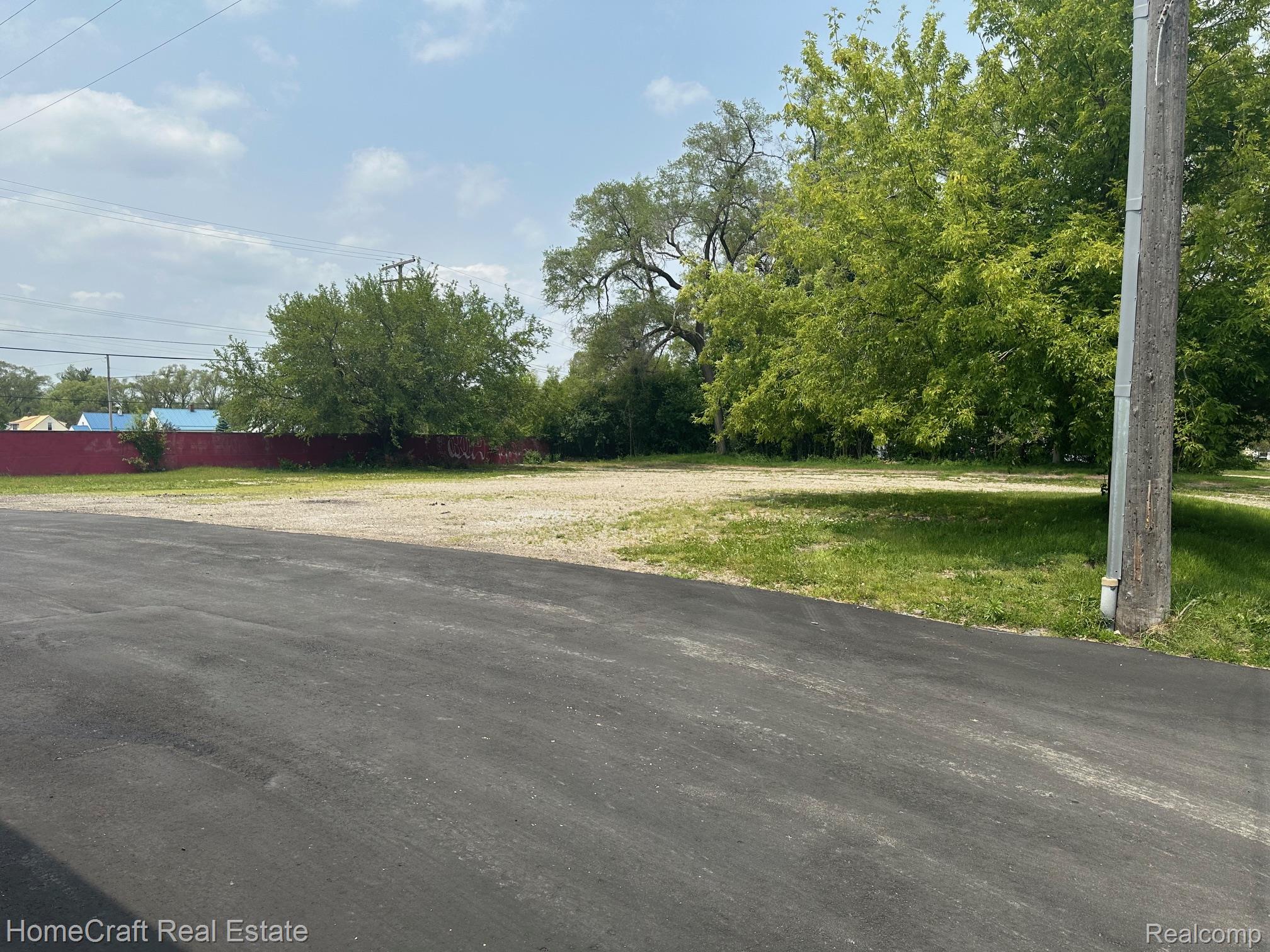 490 GREENLAWN Street