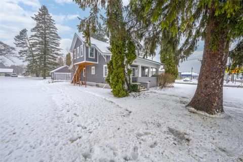 431 N Saginaw Street Holly Village MI 48442