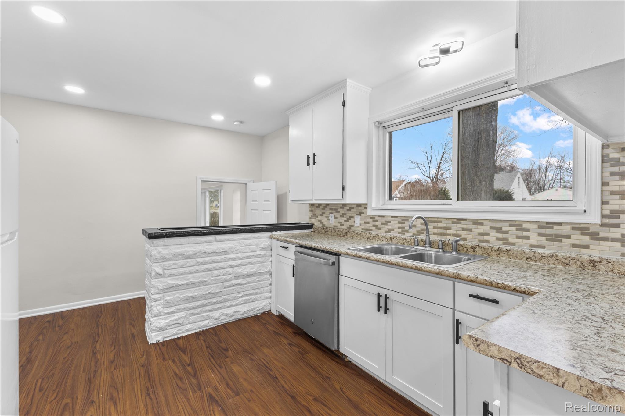 22513 Heussner Avenue