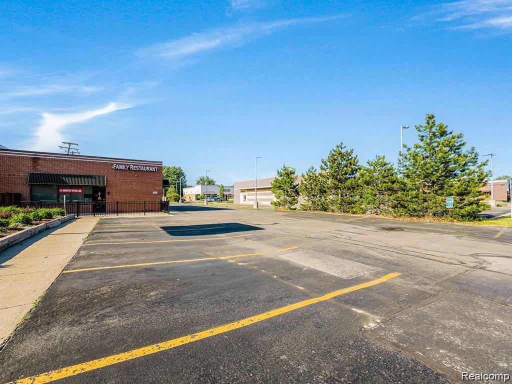 110 W Maple Road Road