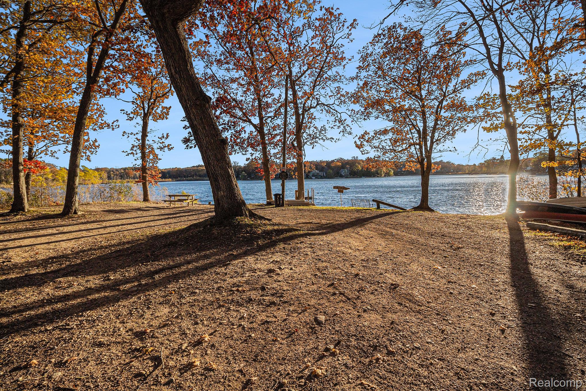 Milford, Michigan 48380, United States, 2 Bedrooms Bedrooms, ,2 BathroomsBathrooms,Residential,Active,242664