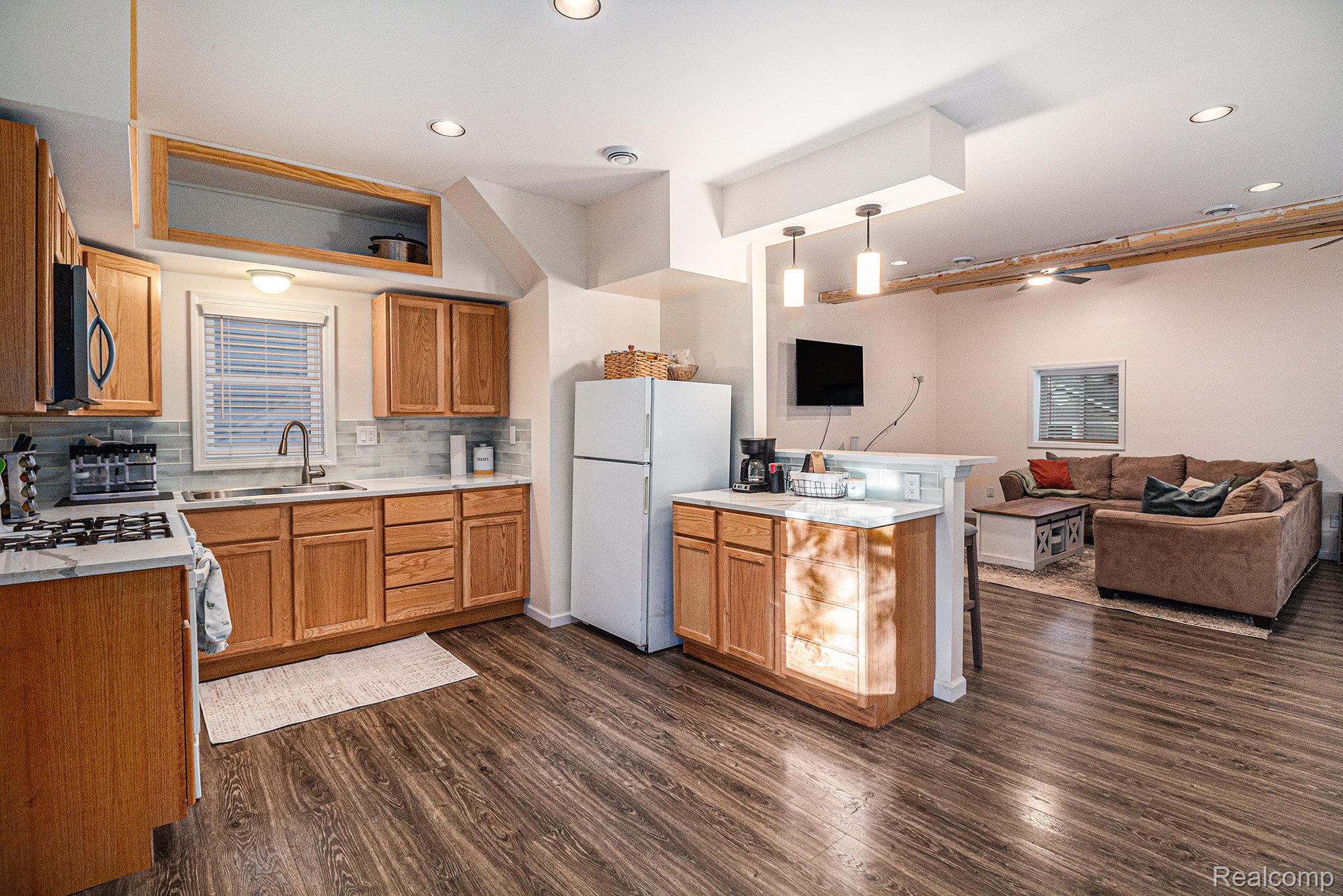 Milford, Michigan 48380, United States, 2 Bedrooms Bedrooms, ,2 BathroomsBathrooms,Residential,Active,242664