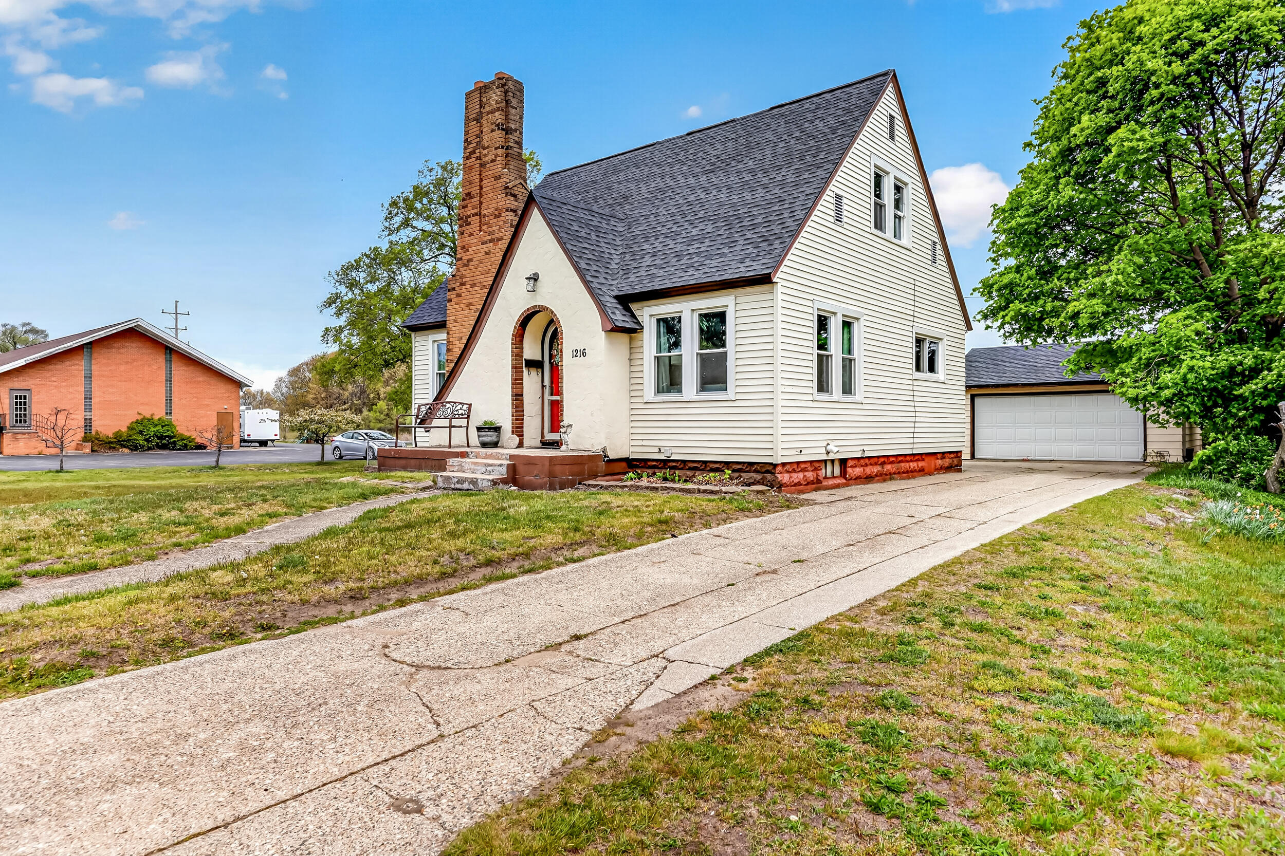 1216 W Broadway Avenue