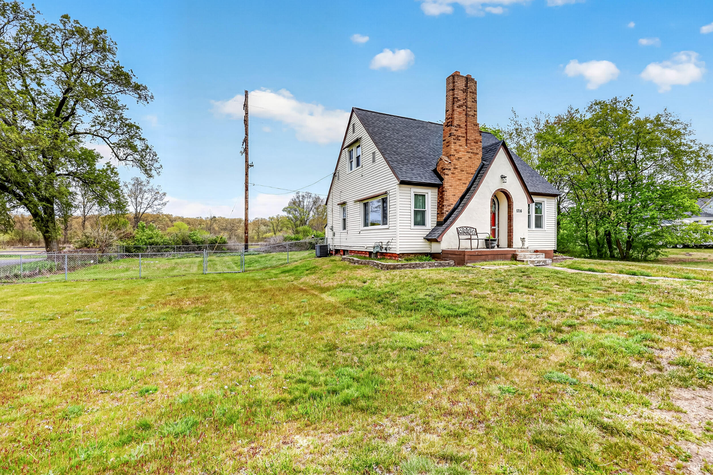 1216 W Broadway Avenue