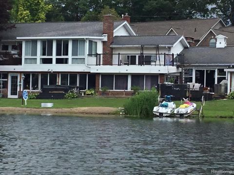 6003 Rolton Court Waterford Charter Township MI 48329