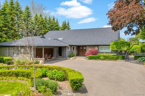 3816 W Maple Road Bloomfield Charter Township MI 48301