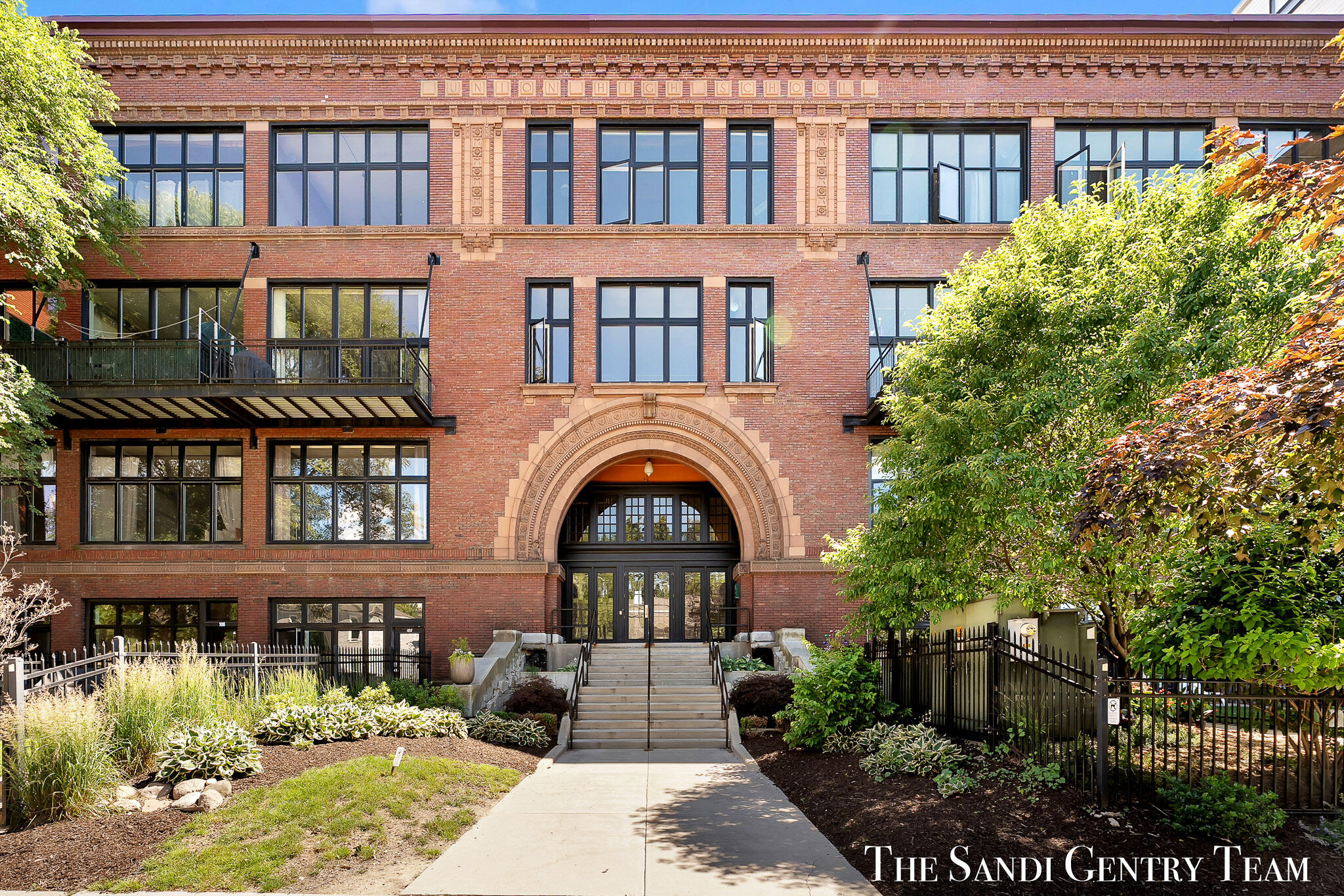 600 Broadway Avenue NW 613