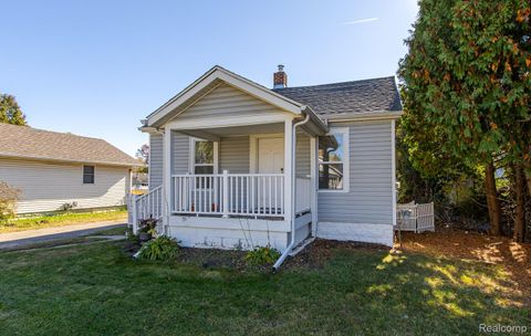 106 Lakeview Street Holly Village MI 48442