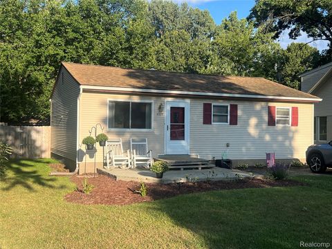 4335 Crestdale Avenue West Bloomfield Charter Township MI 48323