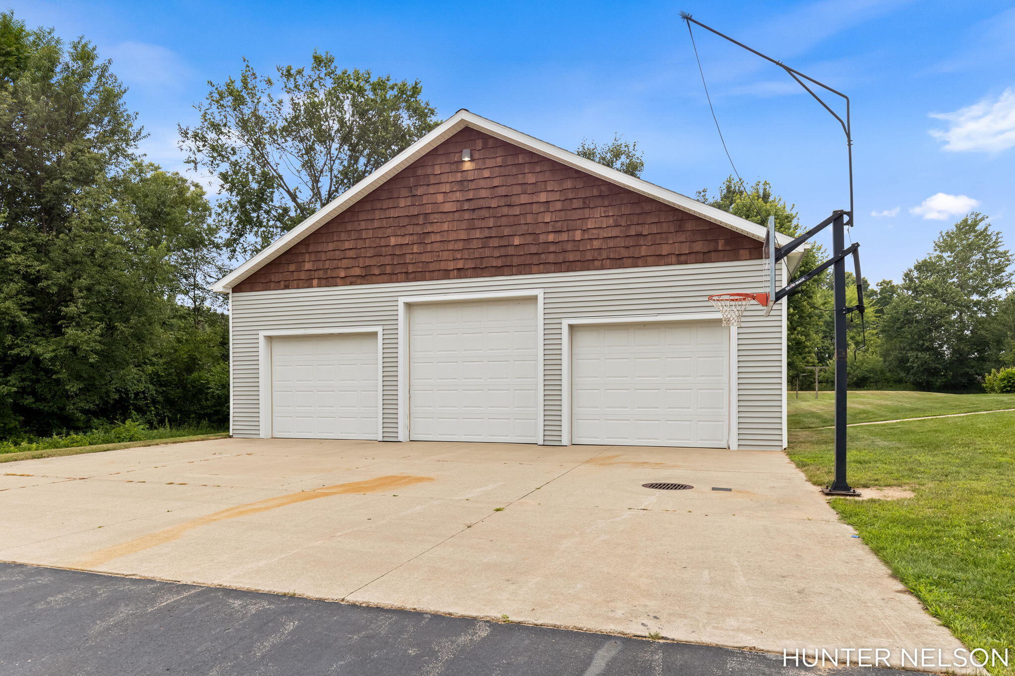 577 E The Lane