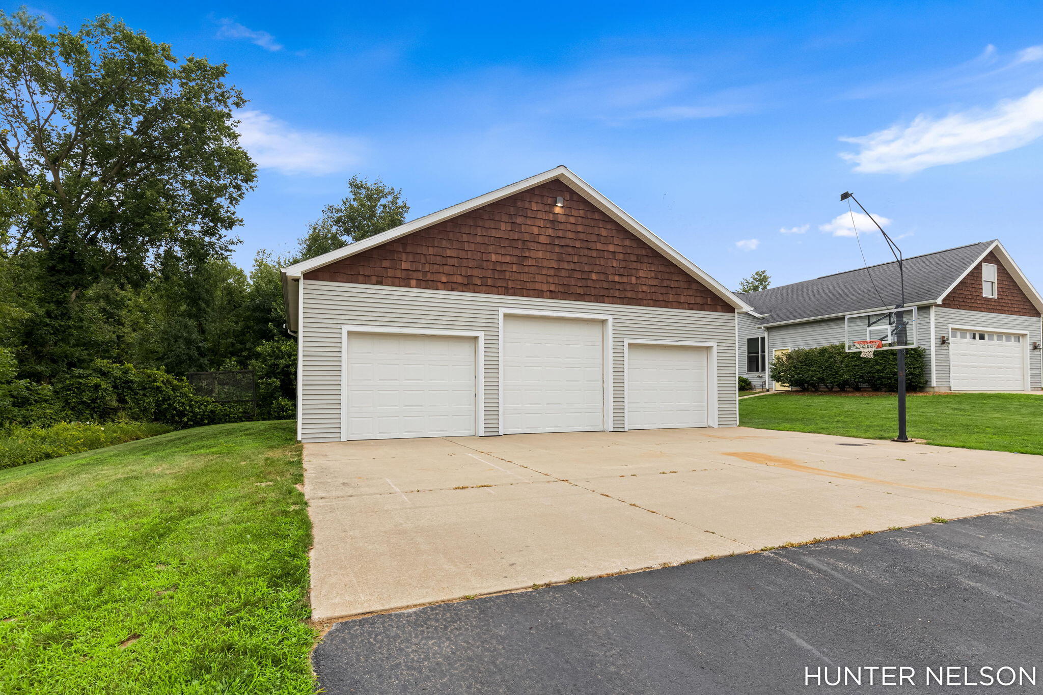 577 E The Lane
