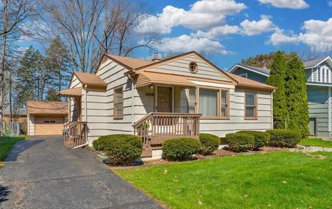 1608 Inverness Street Sylvan Lake City MI 48320