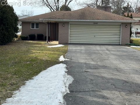 1848 Maddy Lane Keego Harbor City MI 48320