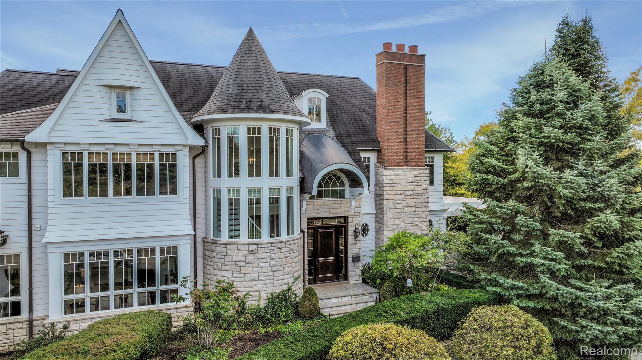 100 Woodland Villa Court