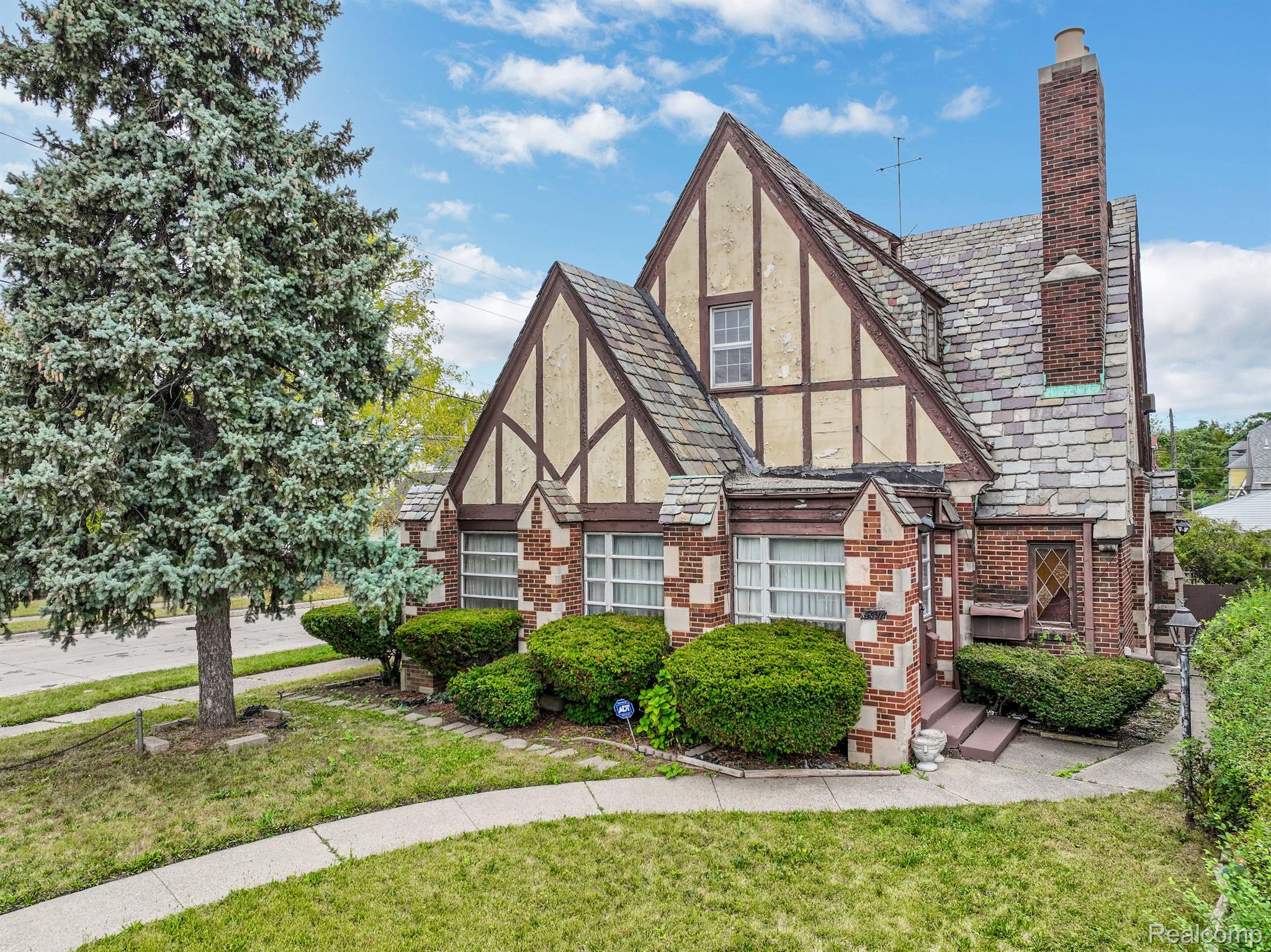 8691 E OUTER Drive