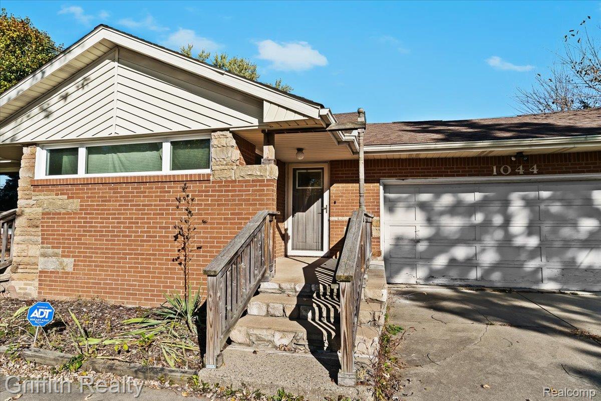 1044 W Rowland Street
