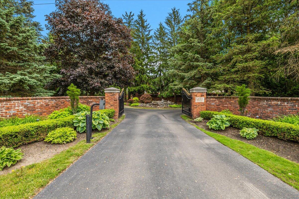 490 E Long Lake Road