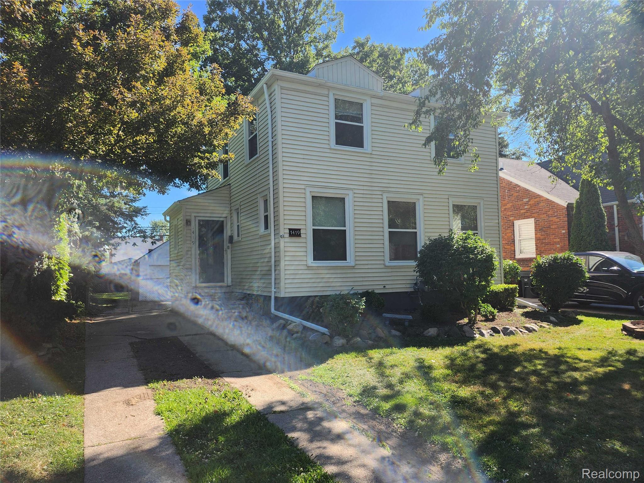 1419 Roslyn Road