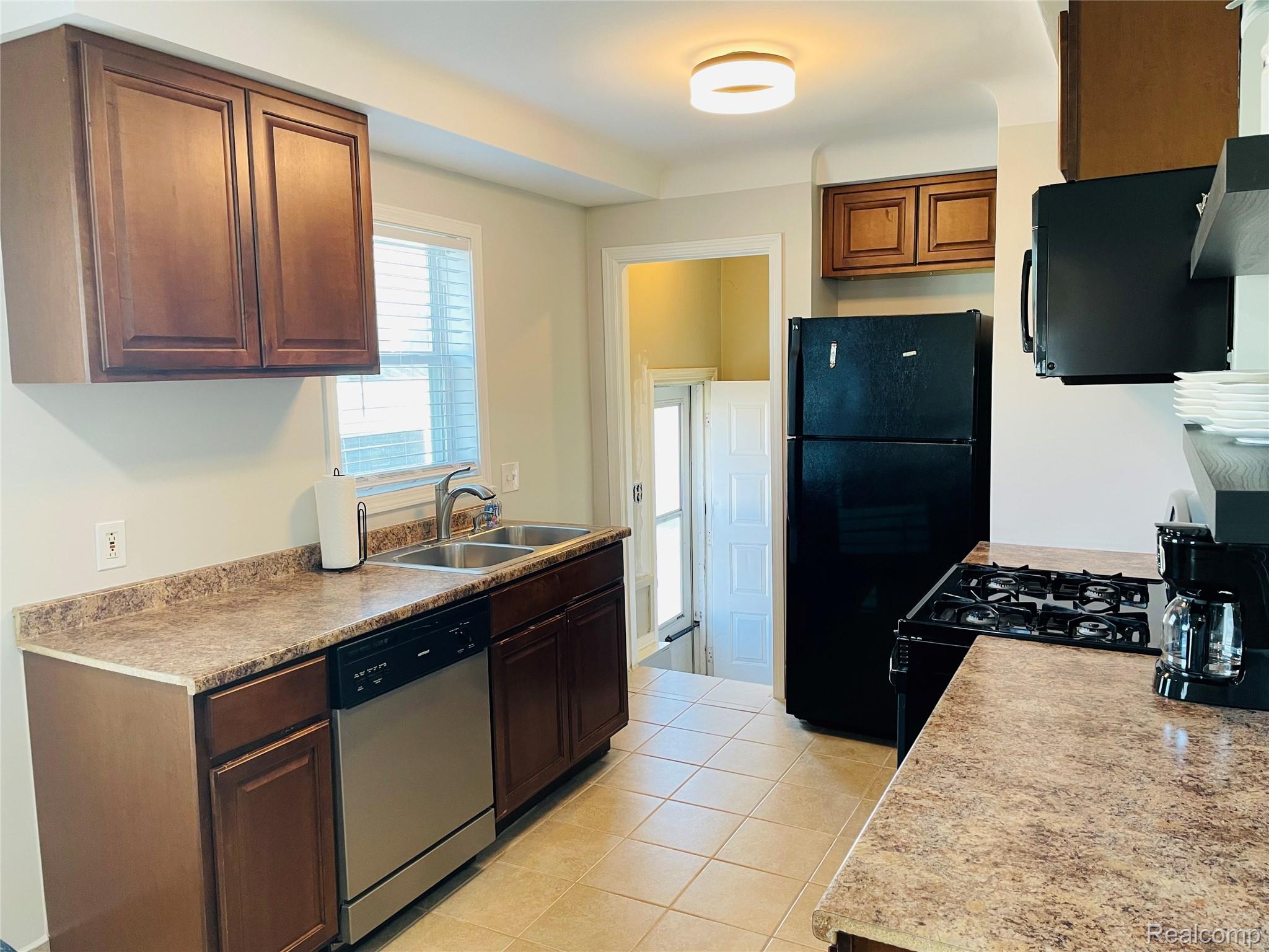 1040 E Maxlow Avenue