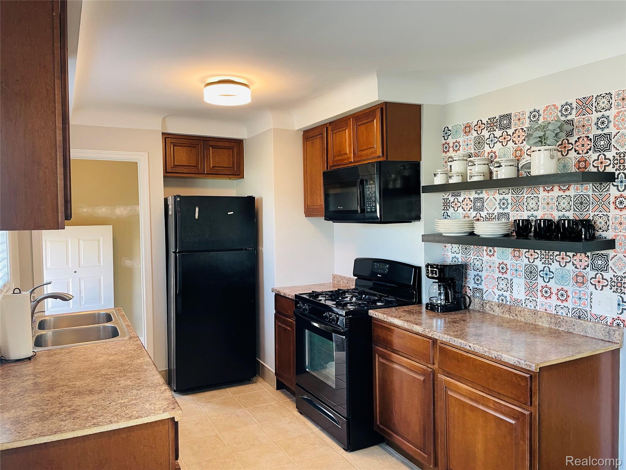 1040 E Maxlow Avenue