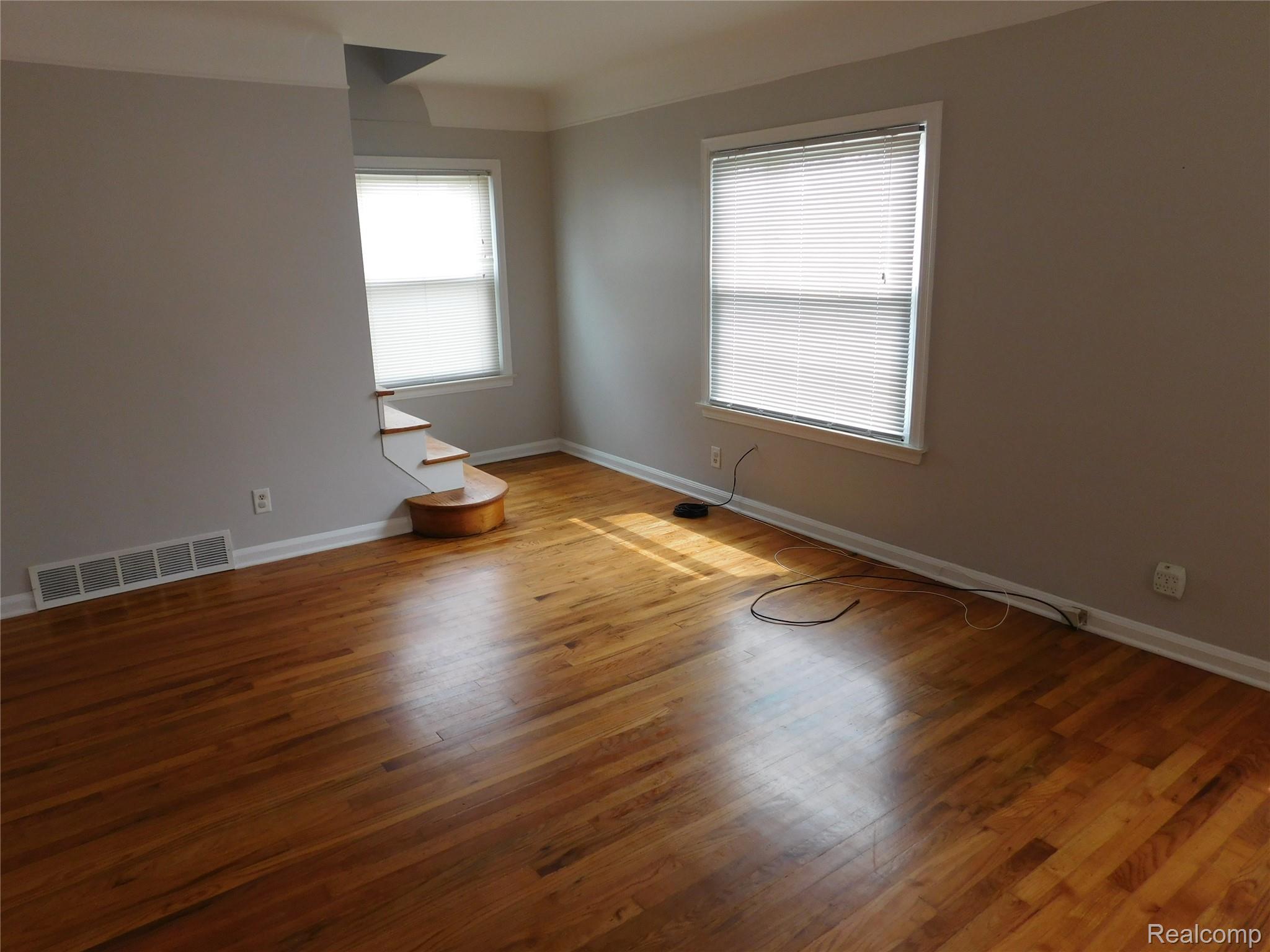 St Clair Shores City, Michigan 48082, United States, 2 Bedrooms Bedrooms, ,1 BathroomBathrooms,Residential,Active,163300