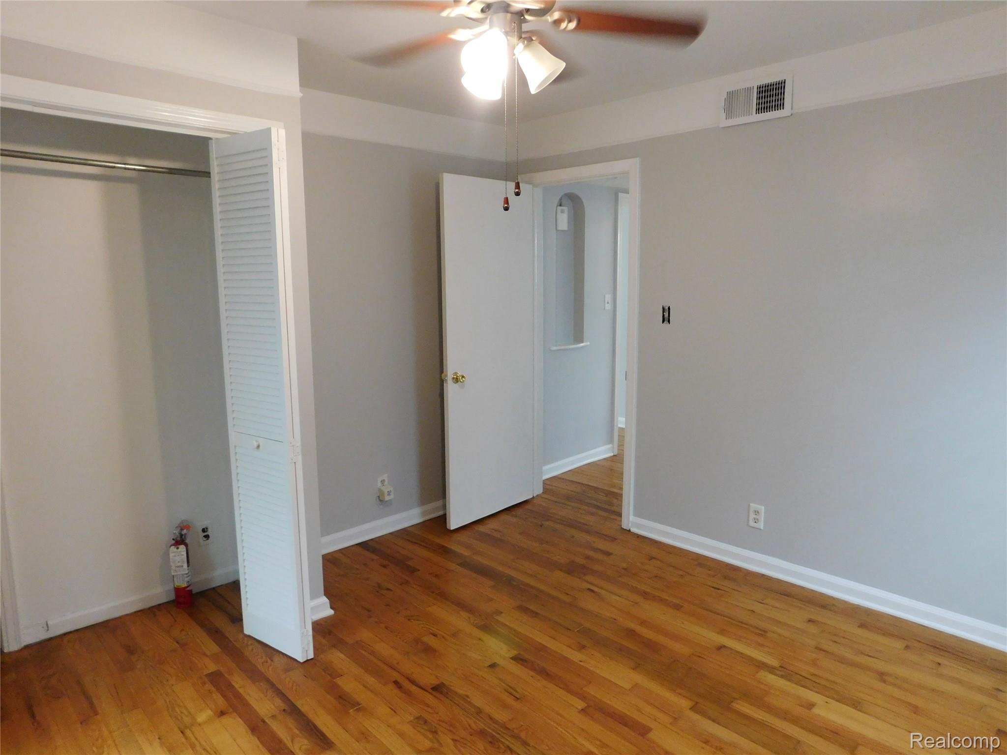 St Clair Shores City, Michigan 48082, United States, 2 Bedrooms Bedrooms, ,1 BathroomBathrooms,Residential,Active,163300