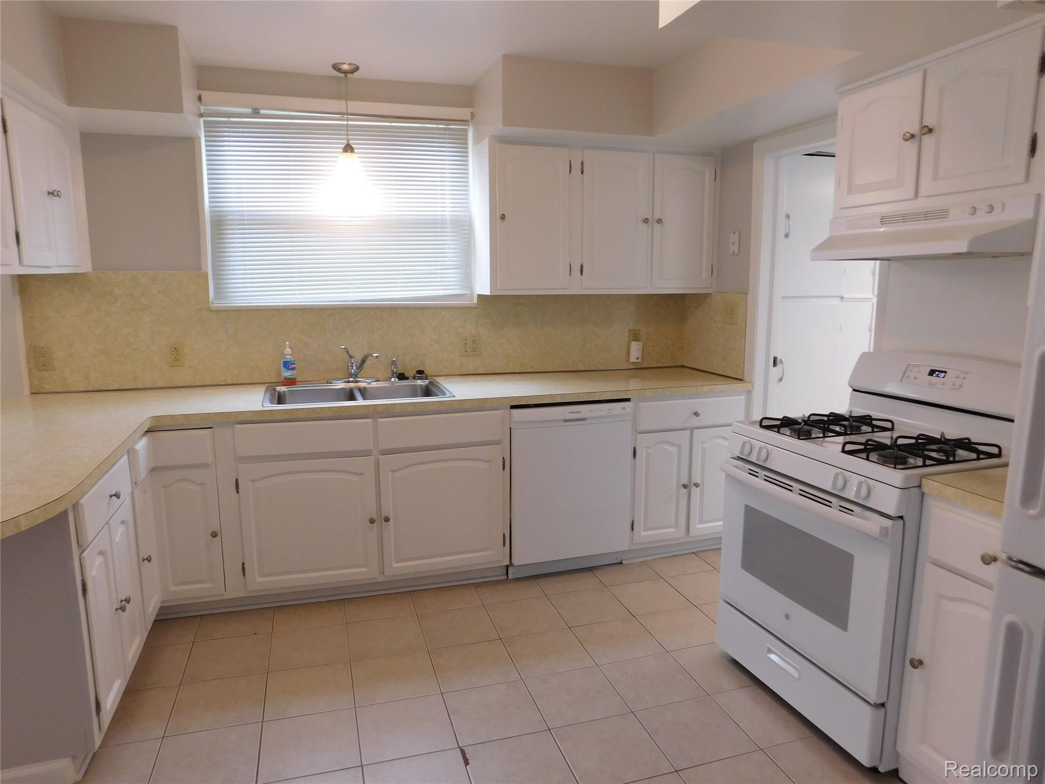 St Clair Shores City, Michigan 48082, United States, 2 Bedrooms Bedrooms, ,1 BathroomBathrooms,Residential,Active,163300