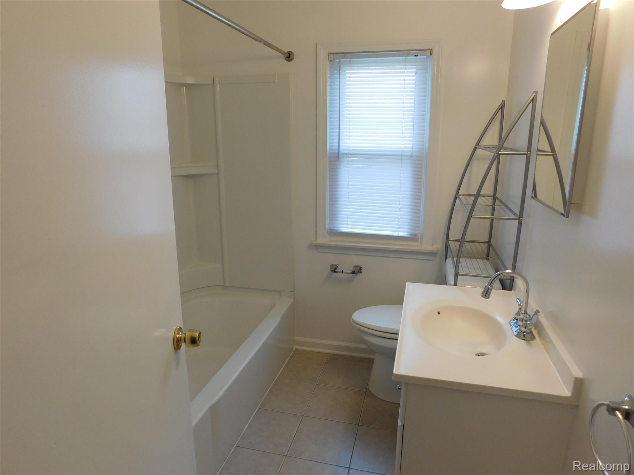 St Clair Shores City, Michigan 48082, United States, 2 Bedrooms Bedrooms, ,1 BathroomBathrooms,Residential,Active,163300