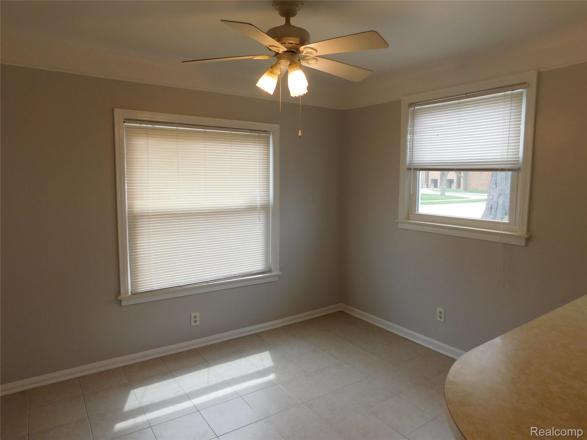 St Clair Shores City, Michigan 48082, United States, 2 Bedrooms Bedrooms, ,1 BathroomBathrooms,Residential,Active,163300
