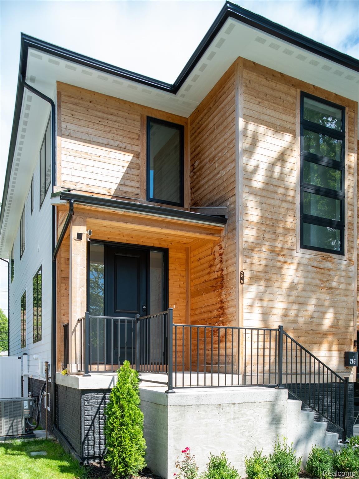 216 W Bloomfield Avenue