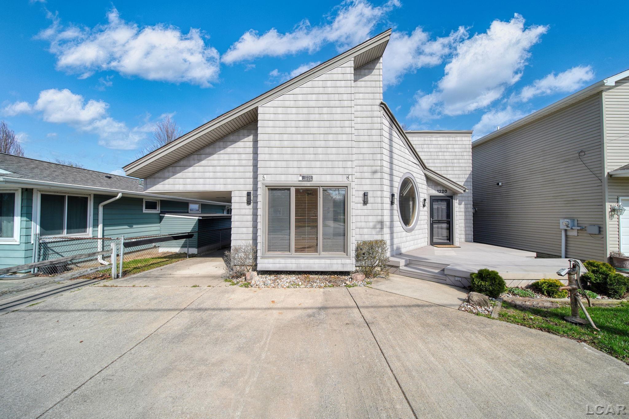 1220 Round Lake Highway