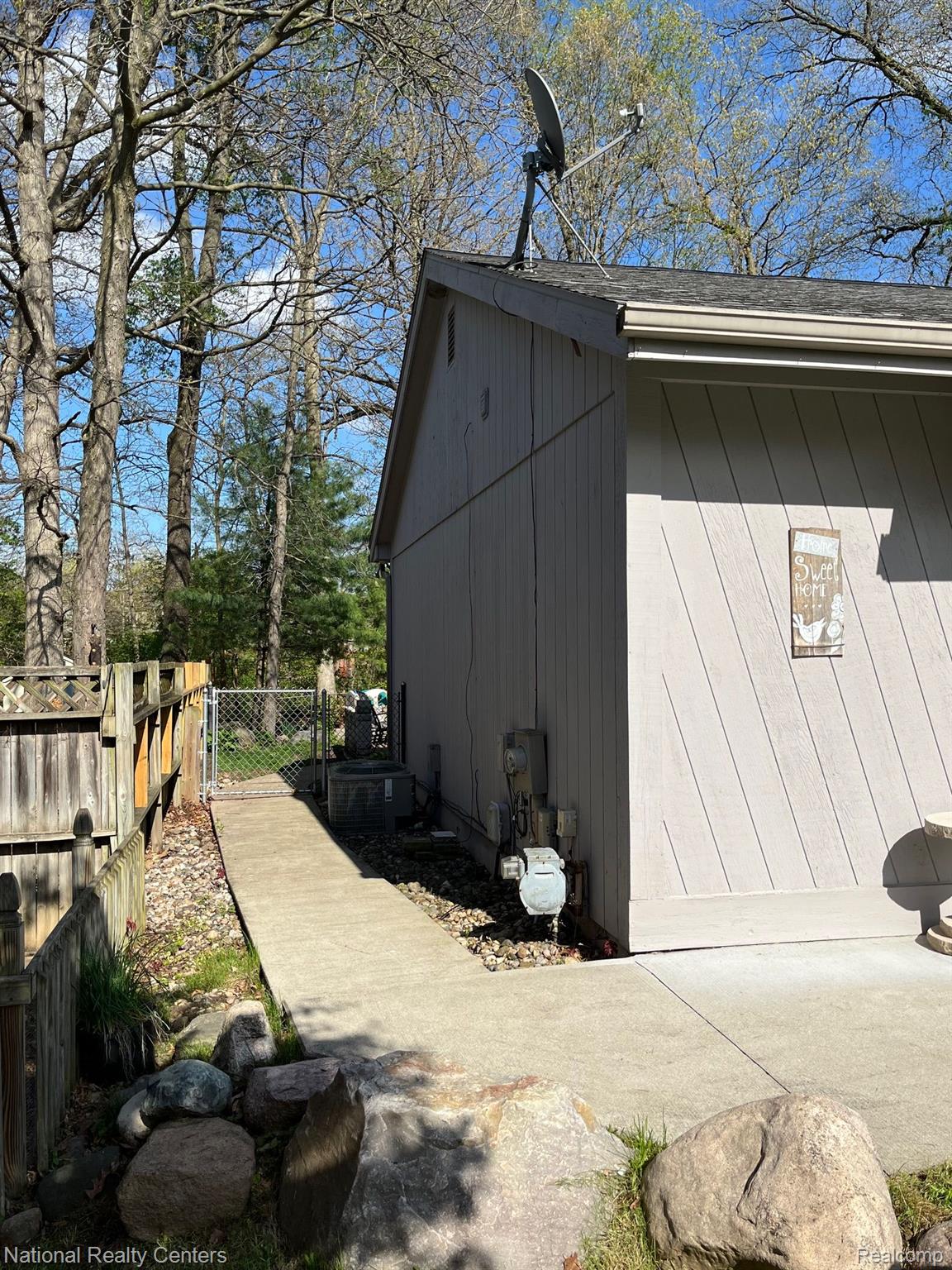 1041 FAIRWAY TRAILS Drive