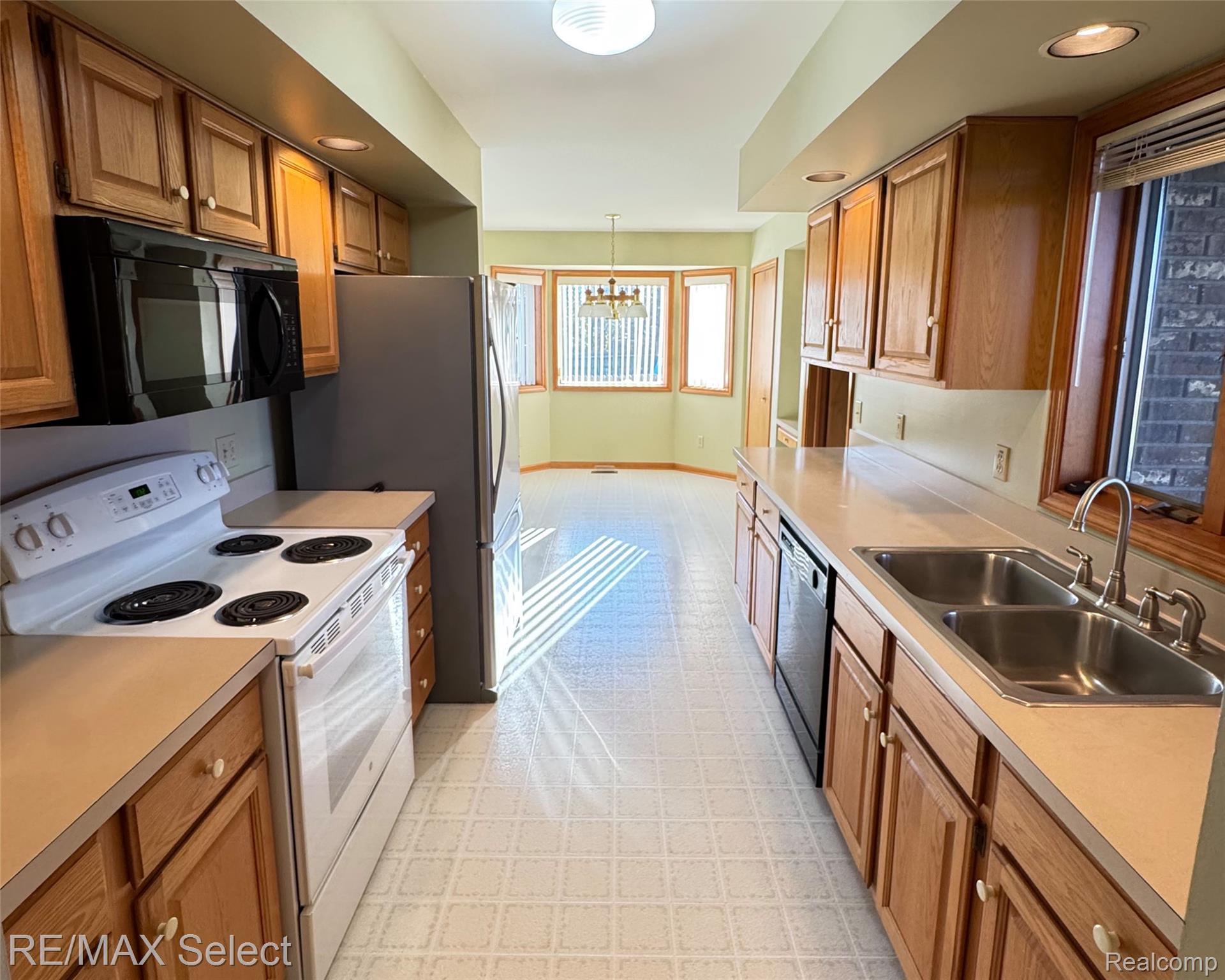 6011 Oak Creek Drive