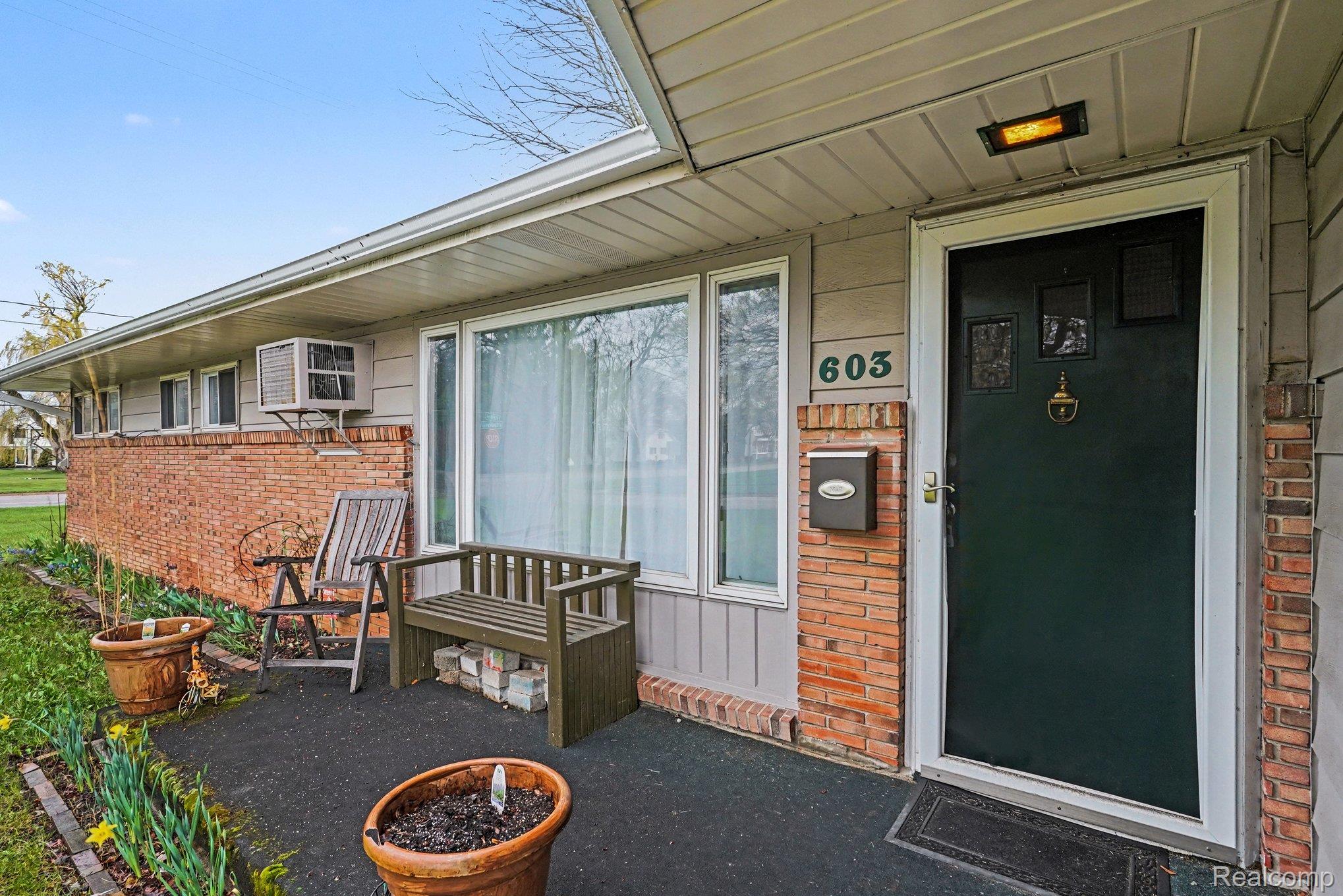 603 E Chelsea Circle