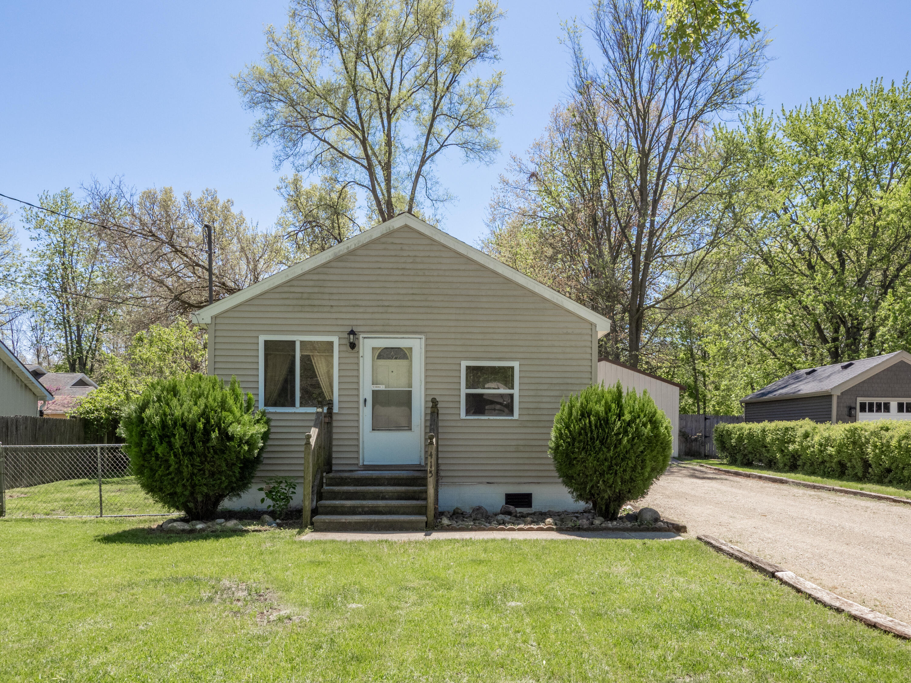 415 W Plainwell Street
